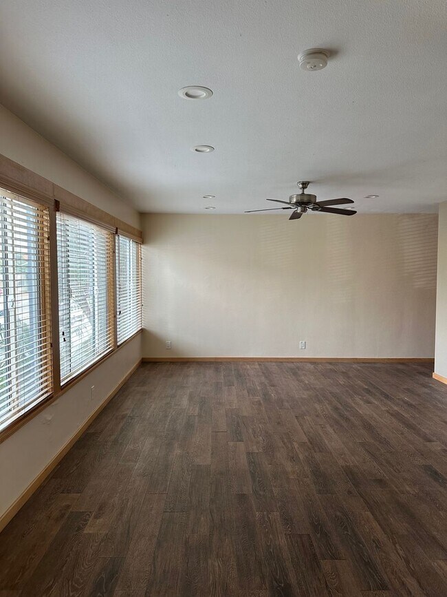 Building Photo - One Bedroom Steps From The Beach