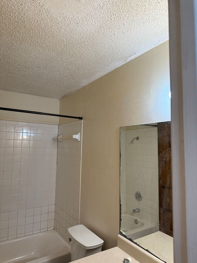 Building Photo - North Austin Duplex: Two Weeks FREE!!!