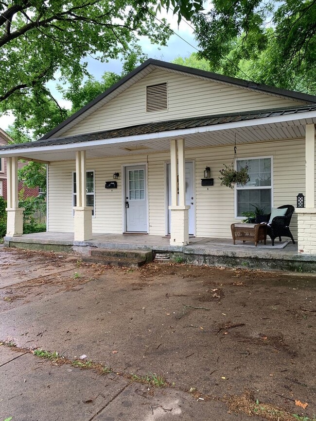 Building Photo - 817 W Matthews Ave