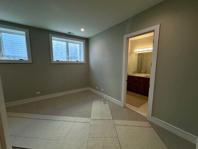 Building Photo - 4243 N Damen Ave