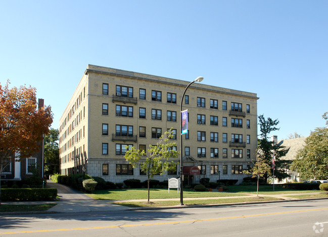 Primary Photo - Commodore Apartments