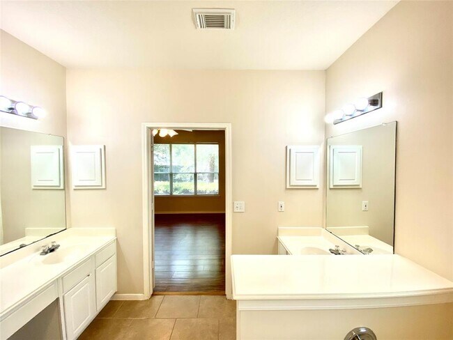Building Photo - 127 N Willow Point Cir