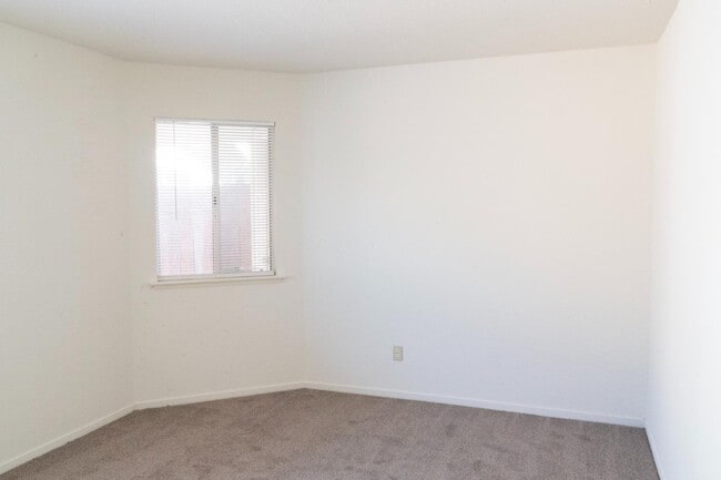 Building Photo - 7010 N Thorne Ave
