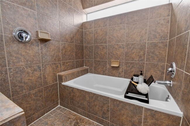 Building Photo - 6916 Yellowstone Way Dr