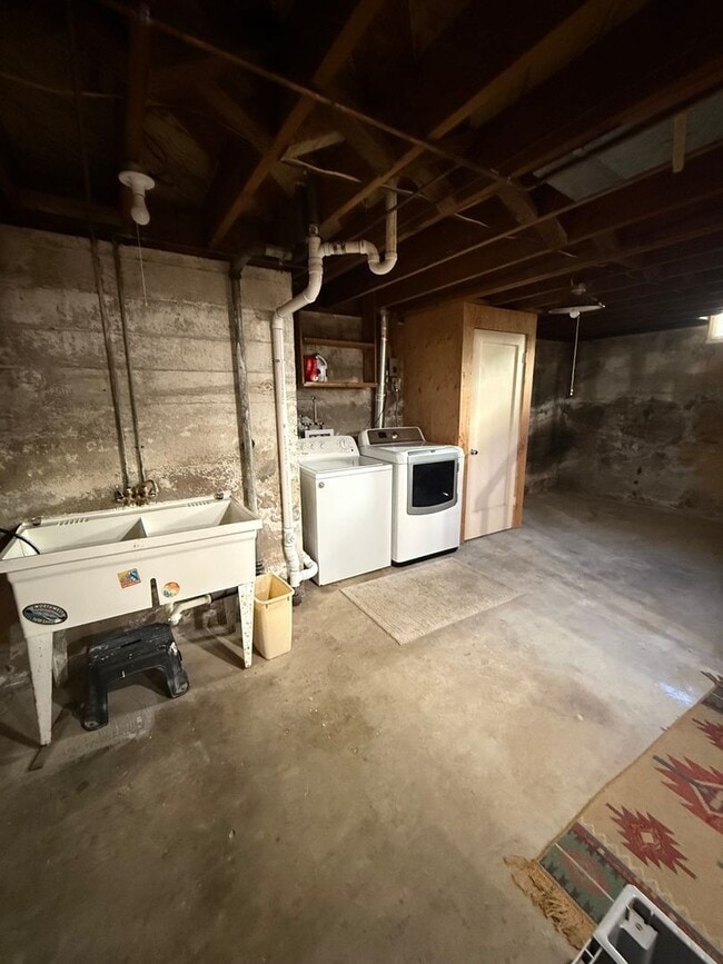 Building Photo - Newly Remodeled 3 Bed/2 Bath in North Bend
