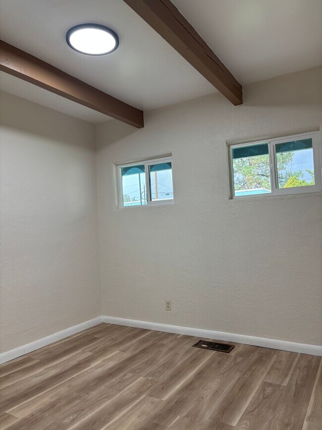 Building Photo - 1428 Vassar Dr NE