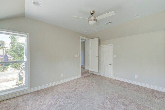 Building Photo - 701 Lincoln St