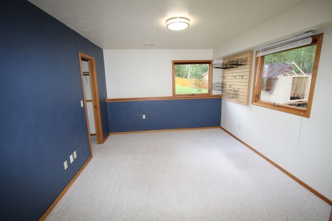 Building Photo - 4 Bedroom Eagle River Home!