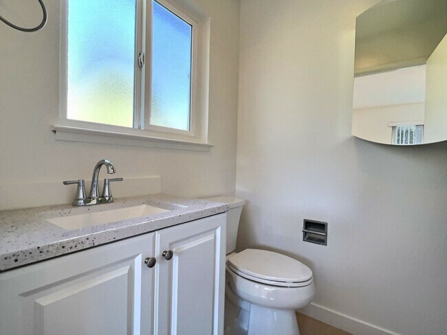 Building Photo - 3BD/2BA - Updated Duplex in Cozy Willow Gl...