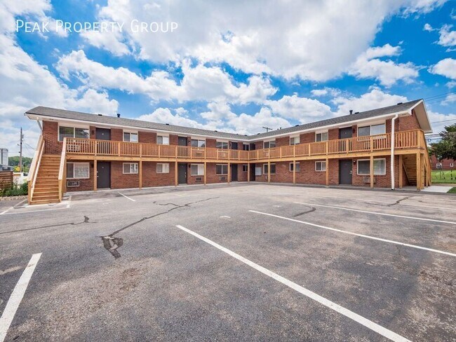 Building Photo - 593 Riverview Dr