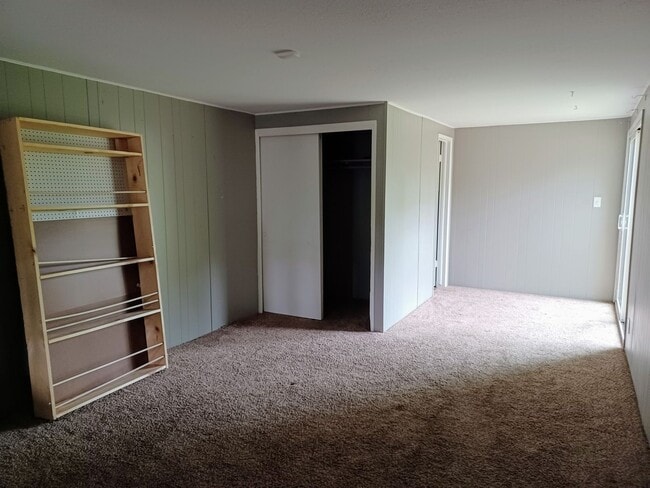 Building Photo - Spacious 4 bedroom, 1 1/2 bath home in Par...