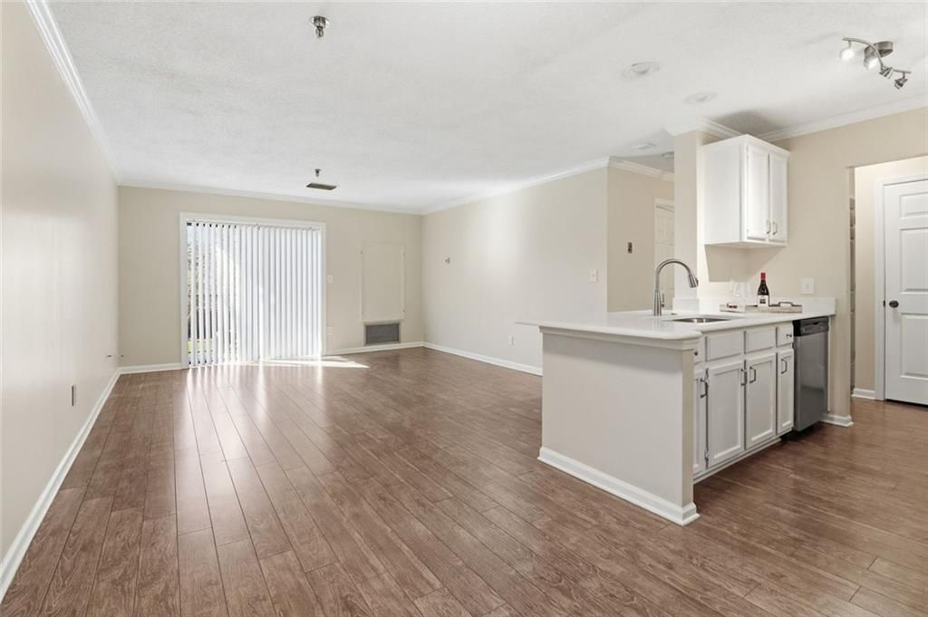 Building Photo - 300 Johnson Ferry Rd