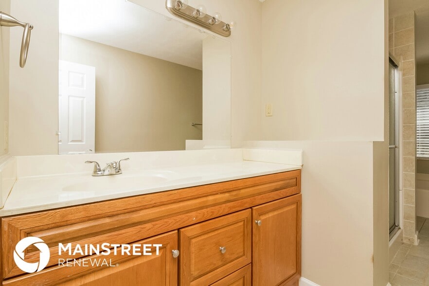 Building Photo - 1121 Burlingame Ct