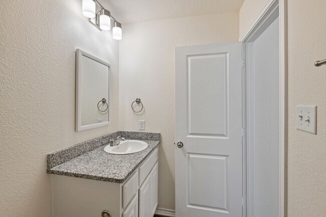 Building Photo - AVAILABLE NOW! 3 BEDROOM TRIPLEX LOCATED IN BONHAM, TEXAS!