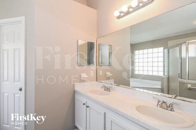 Building Photo - 10785 Las Colinas Way