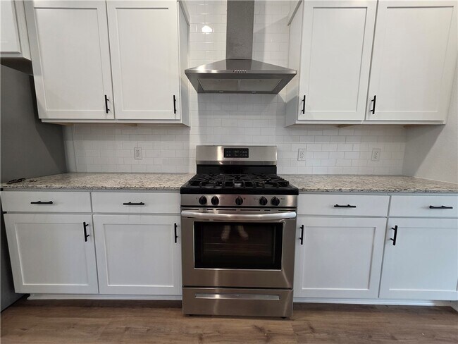 Building Photo - 802 N Crater Ave