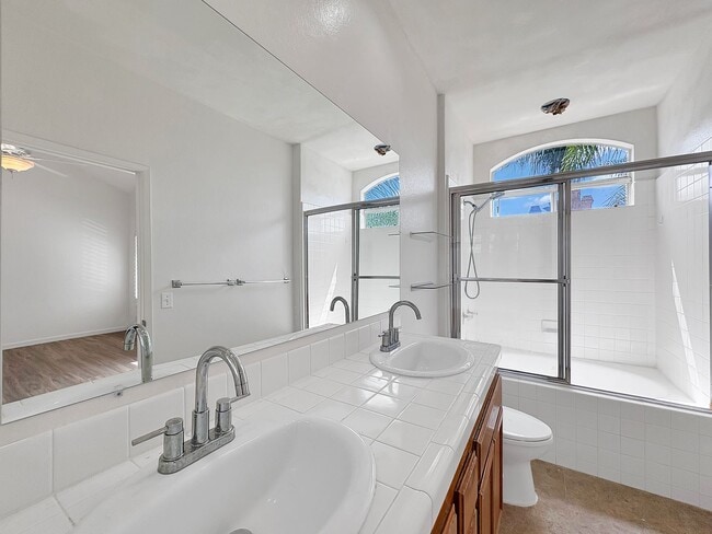 Building Photo - Beautiful 2B/2.5BA Two-Story Home with AC,...