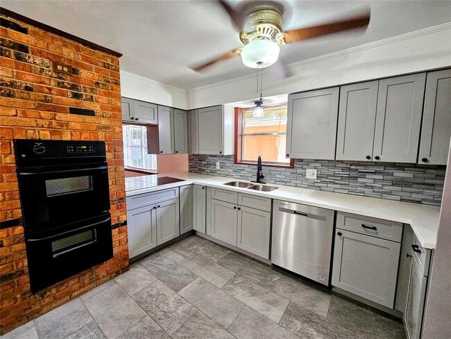 Building Photo - 2015 Silver Leaf Dr