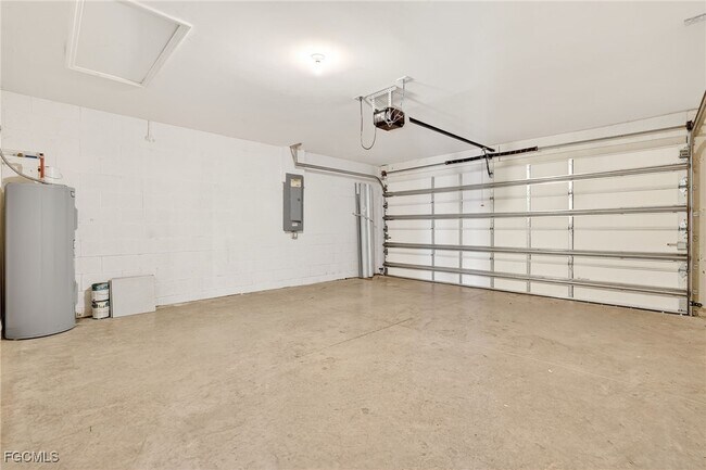 Building Photo - 1100 NE 36th St