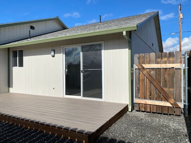 Building Photo - Updated 3 Bedroom in Dallesport