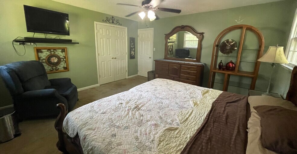 King bed, Spacious closet, Mirror - 92 Crawford Rd