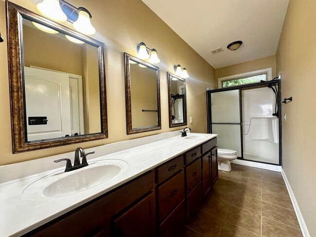 Building Photo - Welcome to this cozy and inviting 2-bedroo...