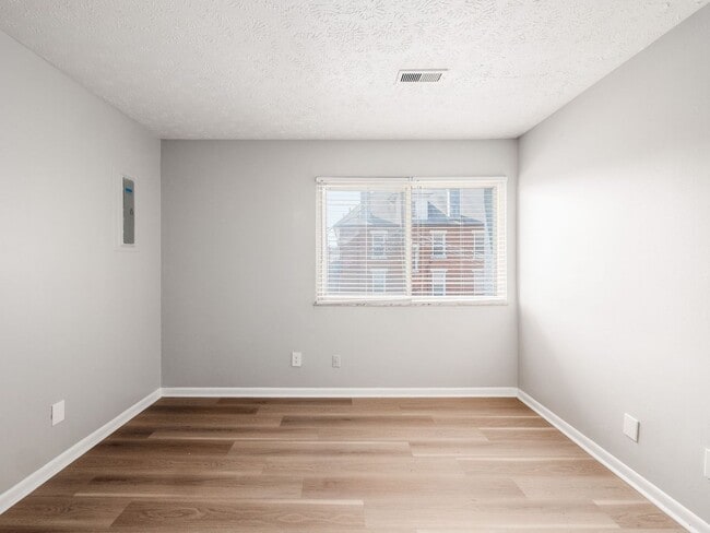 Building Photo - 105 W 8th Ave