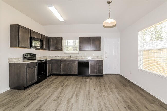 Building Photo - 220 Pronghorn Dr