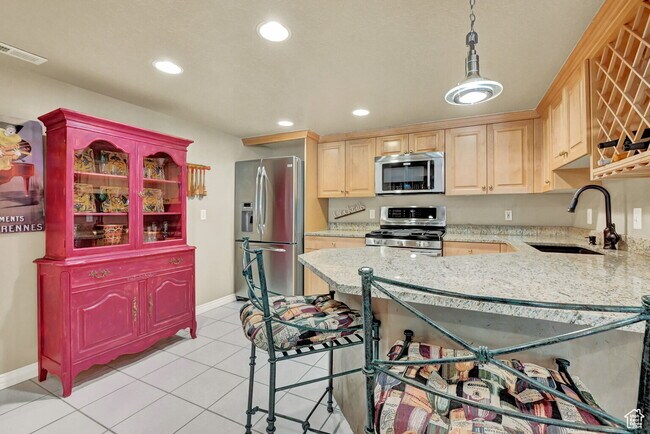 Building Photo - "Charming 3-Bed Oasis with Granite Touch & Hardwood Elegance in Ogden – 2480 Sq. Ft. of Comfort!"