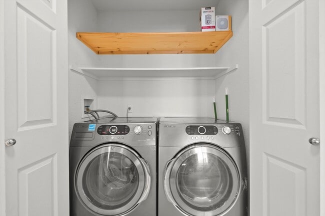 Building Photo - Beautiful 2 Bed 2 Bath Condo near Parkfield Lake Park!