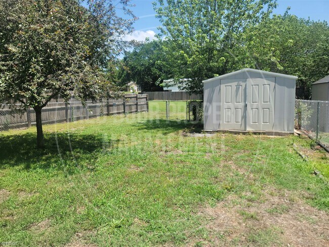 Building Photo - 3 br, 2 bath Duplex - 2030 Rosewood Court