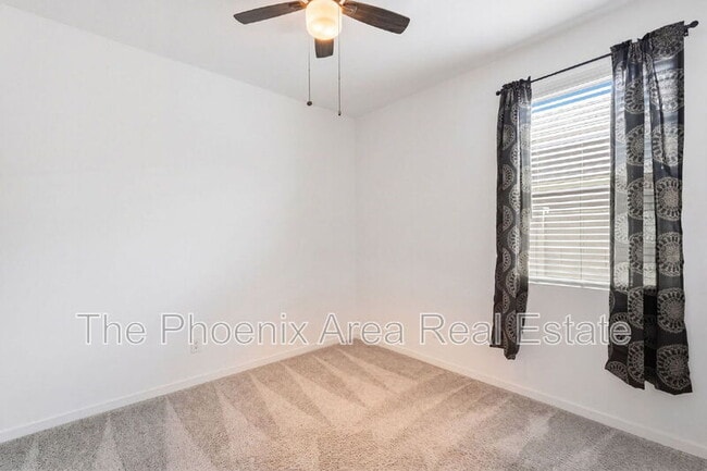 Building Photo - 40643 W Shaver Dr