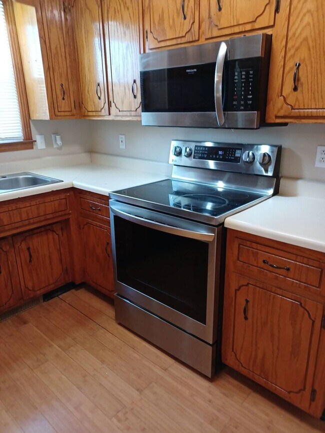 Building Photo - 421 Bluff Dr