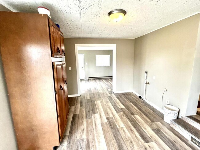 Building Photo - 252 Coovert St