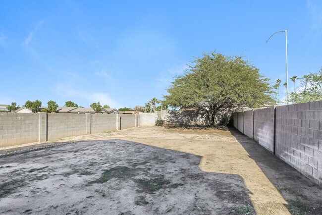 Building Photo - 1410 E June St