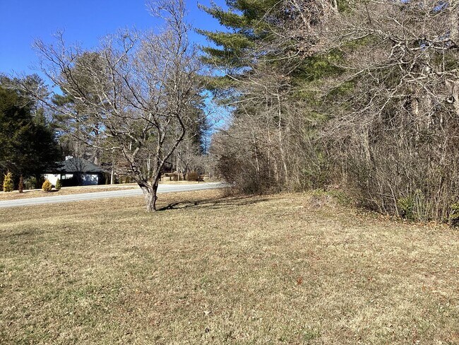 Building Photo - Beautiful Brick Ranch in Desirable Golf Course Community