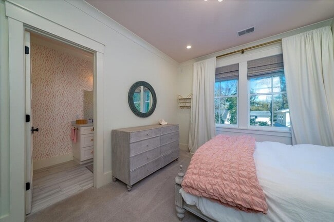 Building Photo - Fully Furnished Home In The Groves