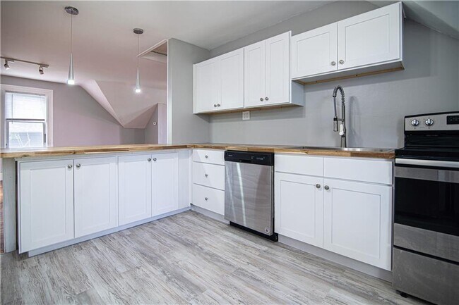 Building Photo - 80-80 Forest St