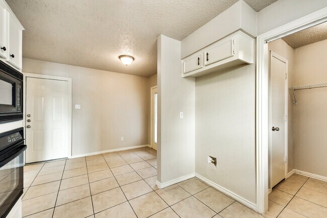 Building Photo - $2200 Wylie: Single level house with wood ...
