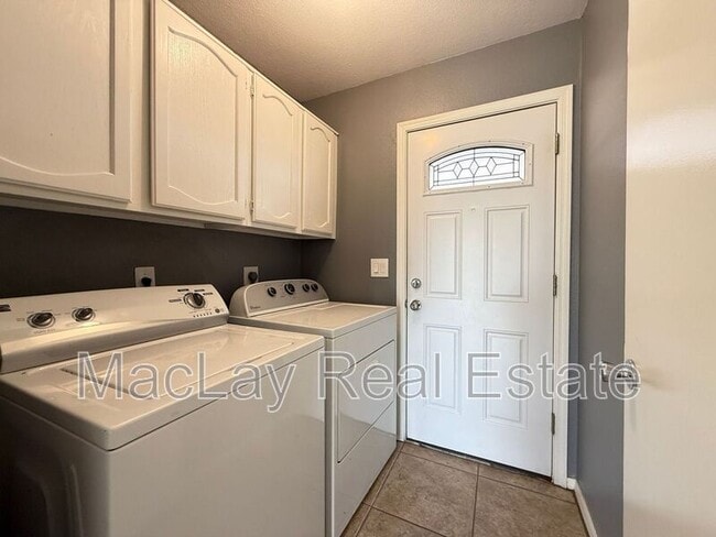 Building Photo - 2535 E Maryland Dr