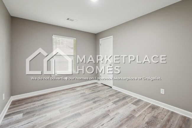 Building Photo - 1402 W 11th St