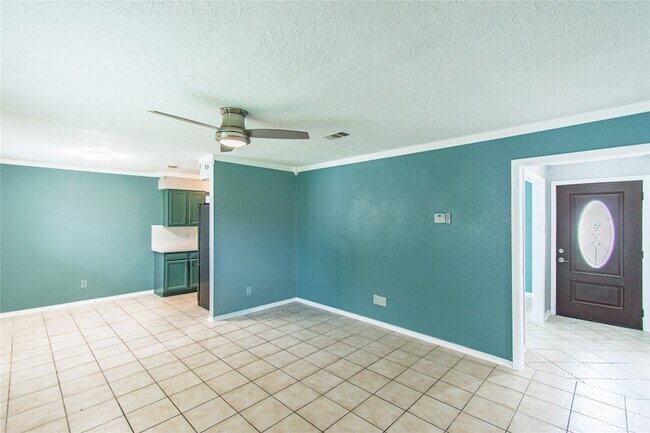 Building Photo - 12906 Southspring Dr