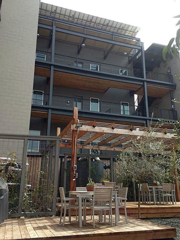 Building Photo - 2410 Waugh Dr
