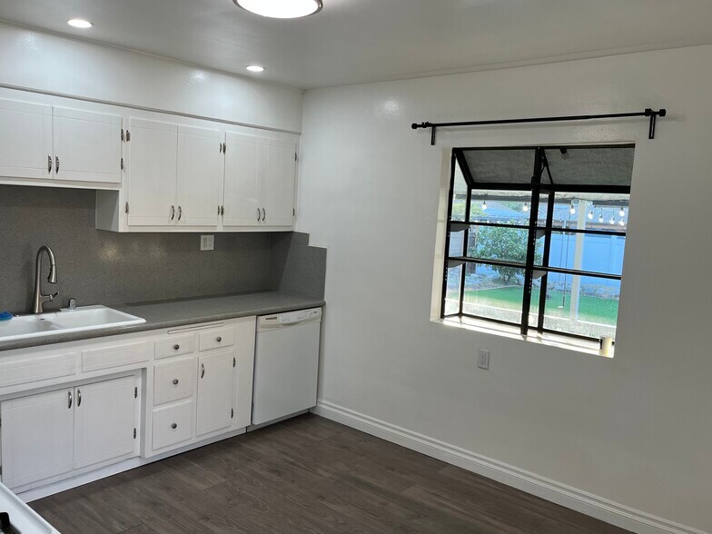 Building Photo - 1609 Denning Ave