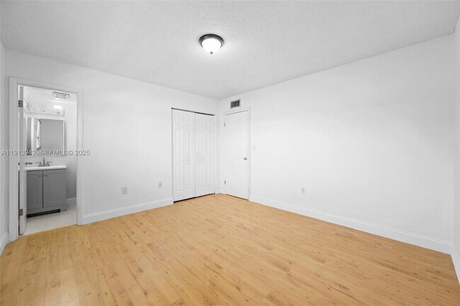 Building Photo - 415 NE 2nd St