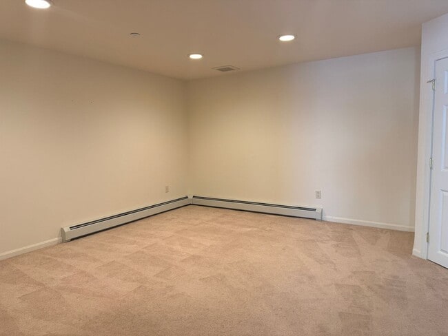 Building Photo - 3 Bedroom Condo in Hanover