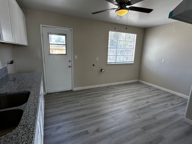 Building Photo - CUTE 3+1 South Bakersfield 93304 $1700