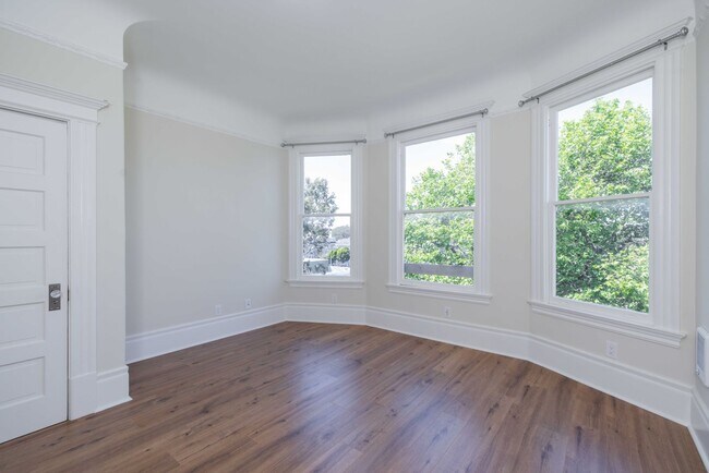 Building Photo - Fully Remodeled, Top Floor 3/2 Full Floor Flat W/ Bonus Room! In-Unit W/D!