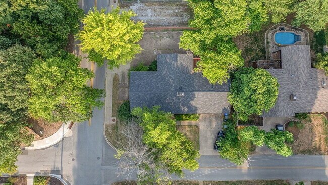 Building Photo - 5-Bedroom Cottage Near U of A