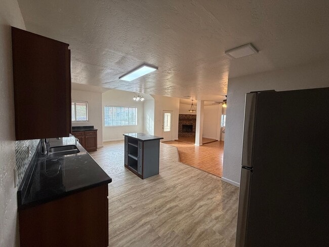 Building Photo - 4 Bedroom Home in Historic Central Phoenix | All Utilities Included